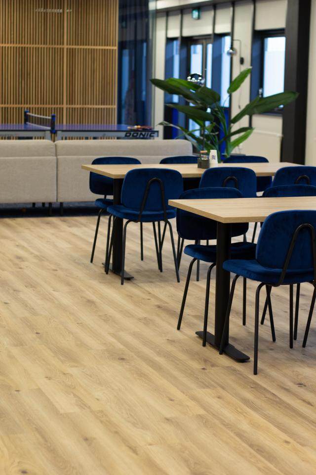 Pvc vloer met blauwe stoelen heerenveen