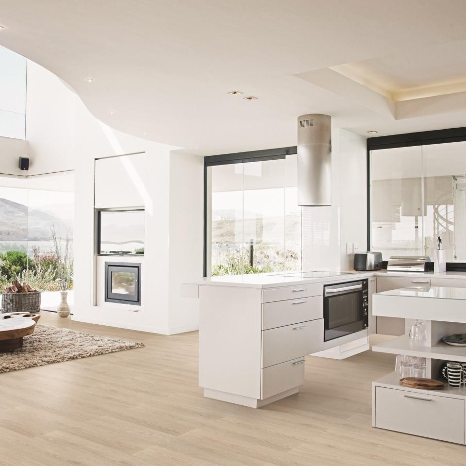 witte keuken met lichte vloer