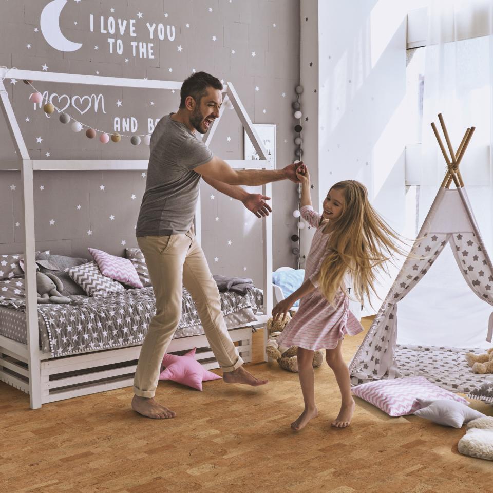 vader en dochter spelen op de slaapkamer