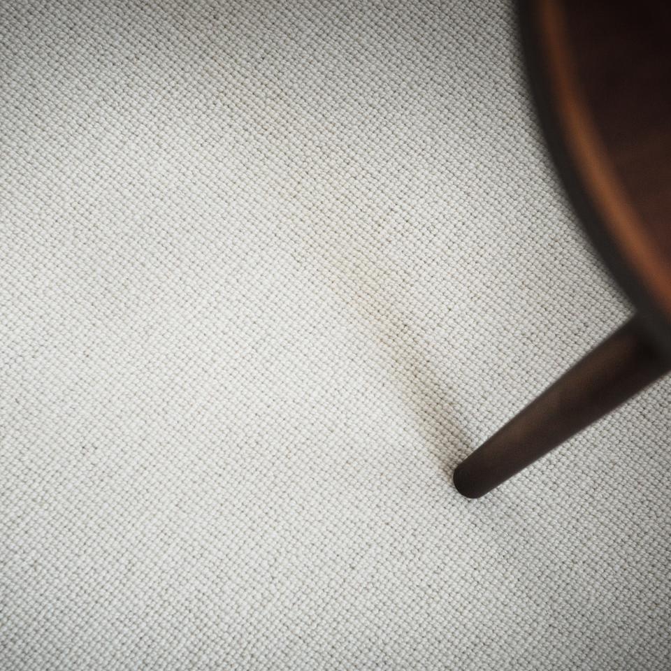 best wool wit tapijt met tafelpoot