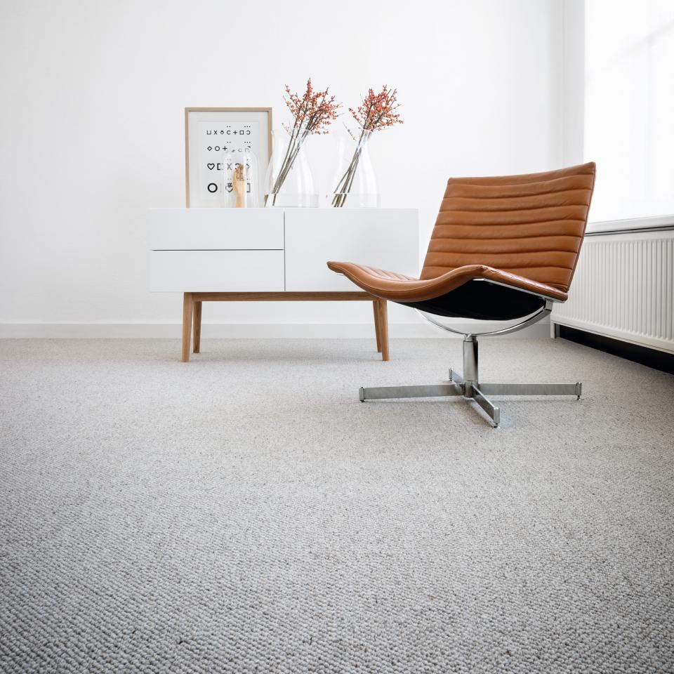 best wool grijs tapijt met bruine stoel