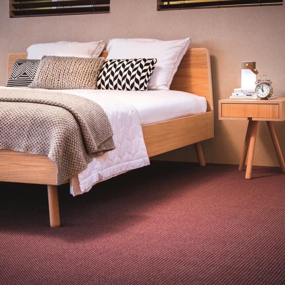 best wool tapijt en houten bed