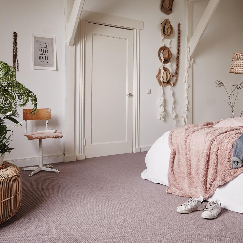 rose tapijt met bed