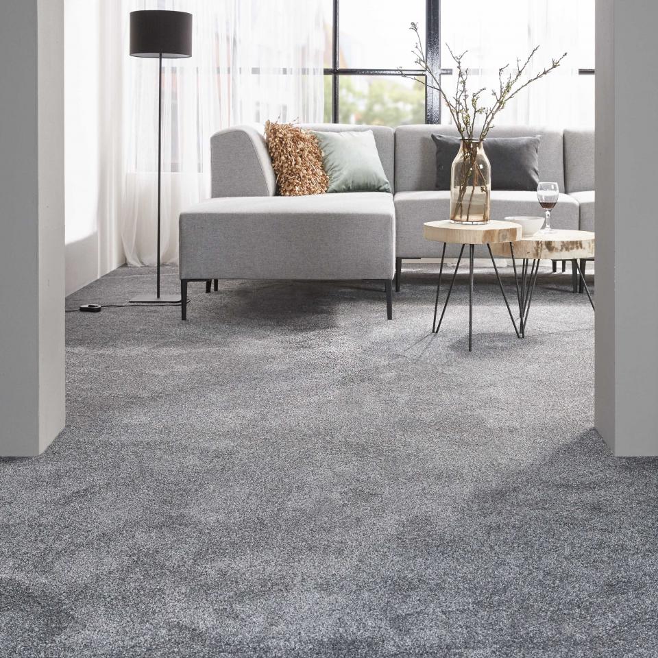 belakos grijs tapijt en witte bank