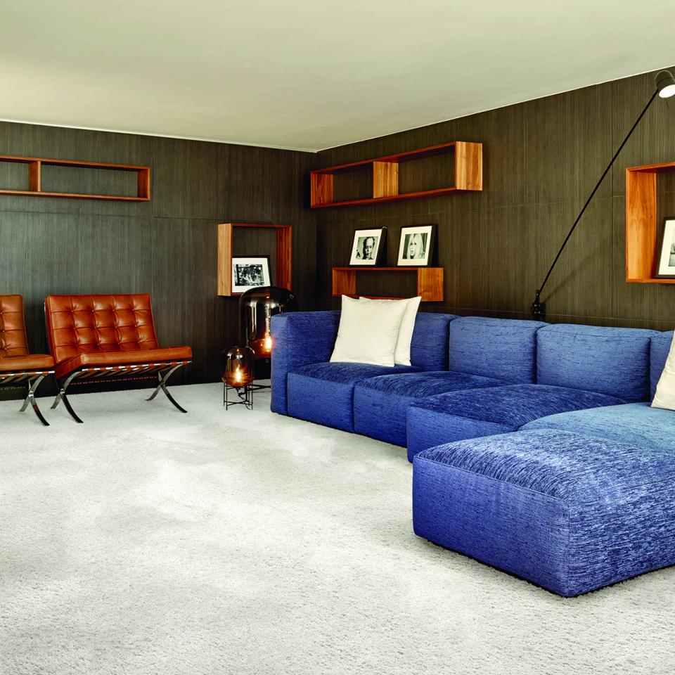 Interfloor beverly tapijt blauwe bank met bruine stoelen