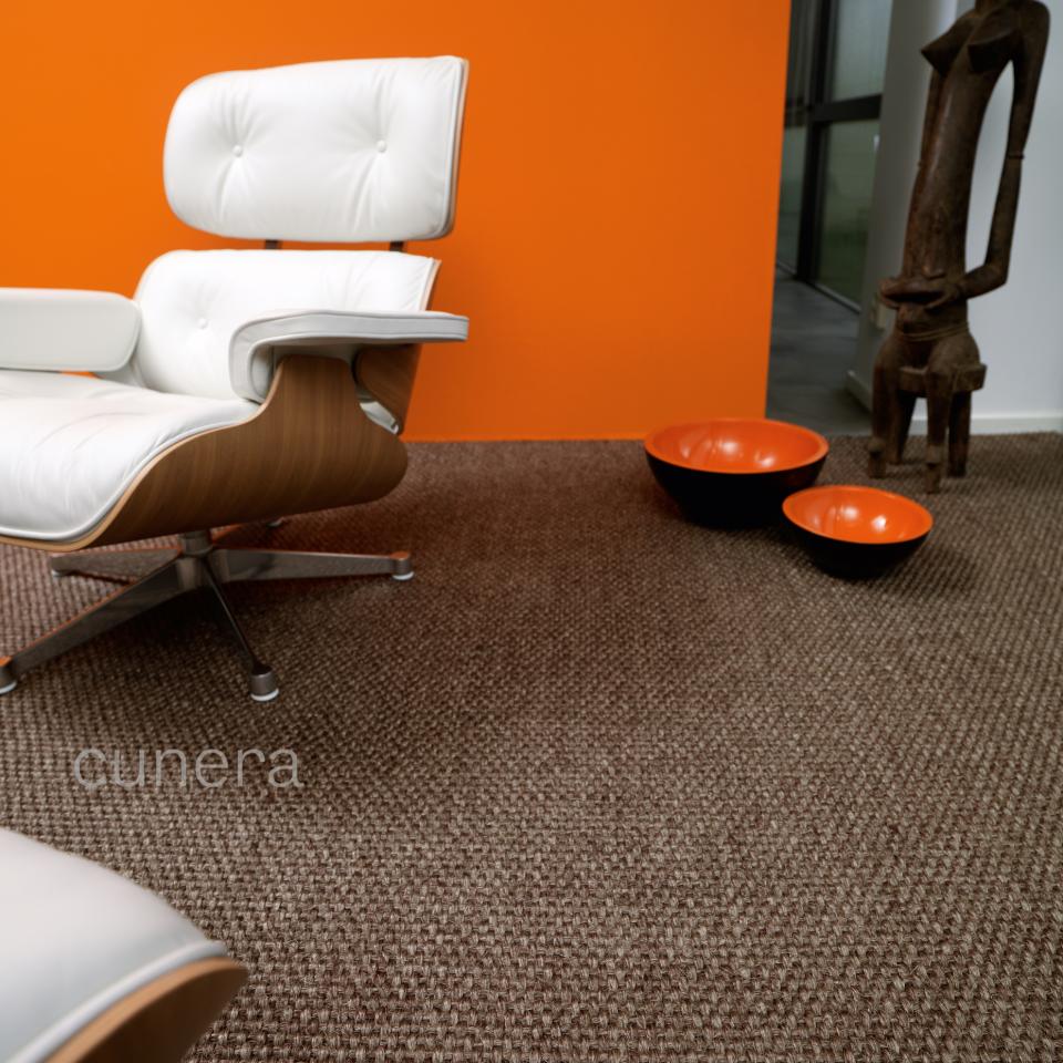 cunera oase tapijt oranje muur met witte stoel