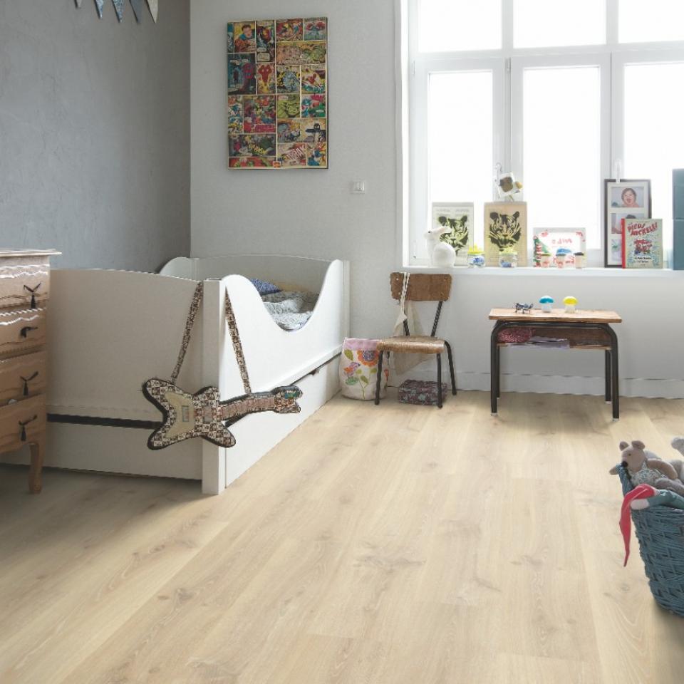 quickstep laminaat kamer met bed en raam