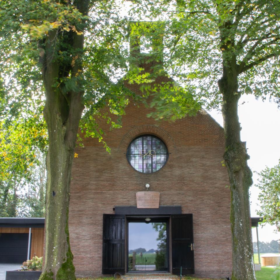 vooraanzicht kerk woning