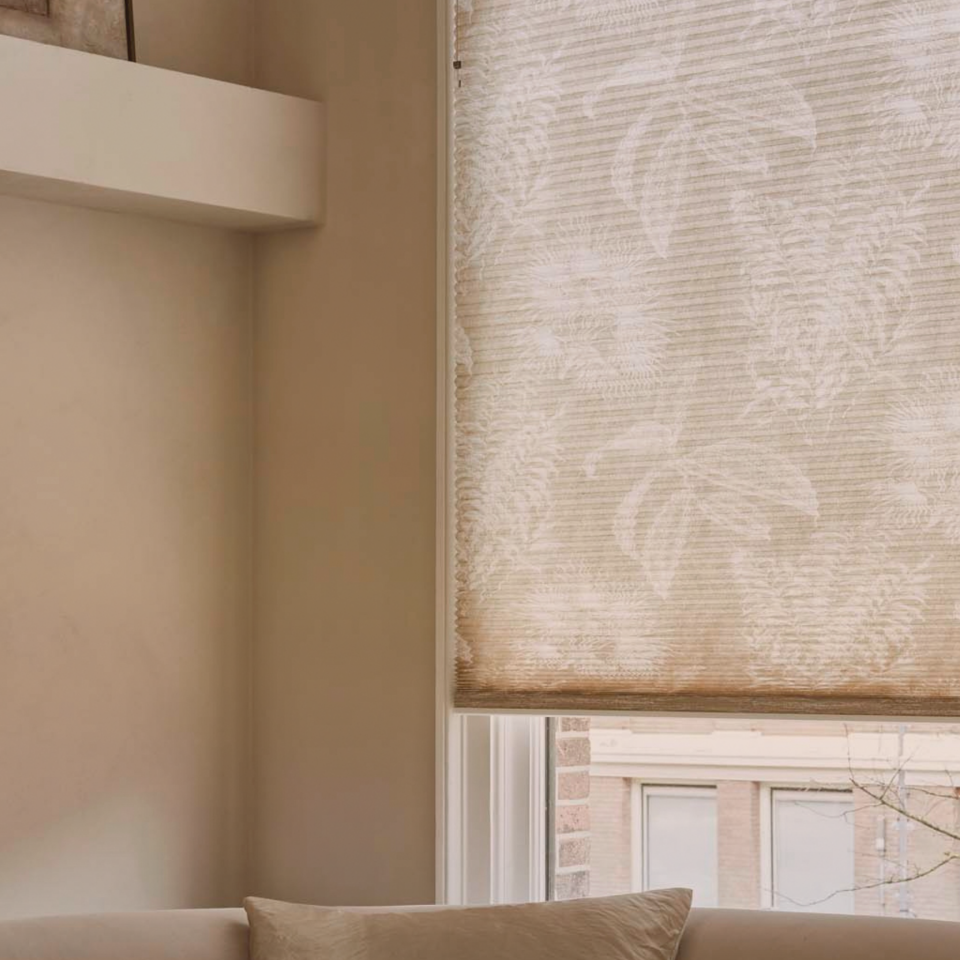 woonkamer met luxaflex met bloemen